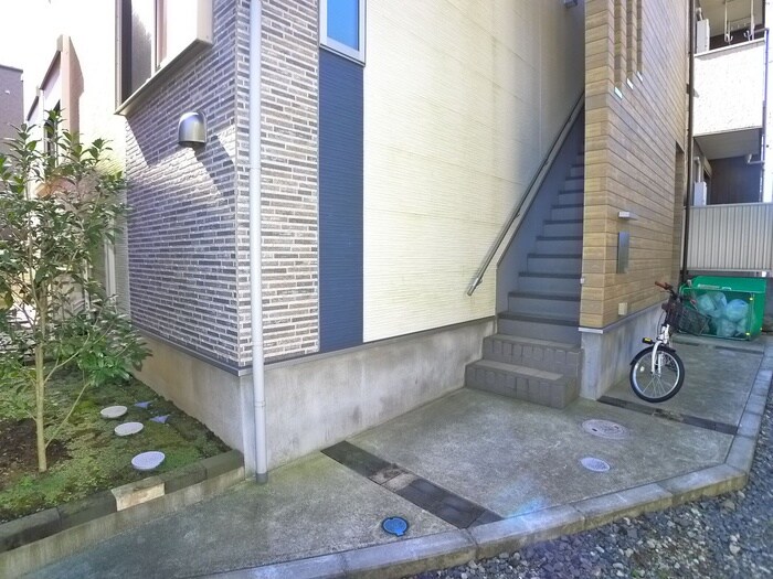 物件外観写真2　(エントランス部分)