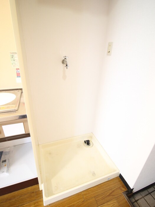 物件内観写真16　(洗濯機置場)