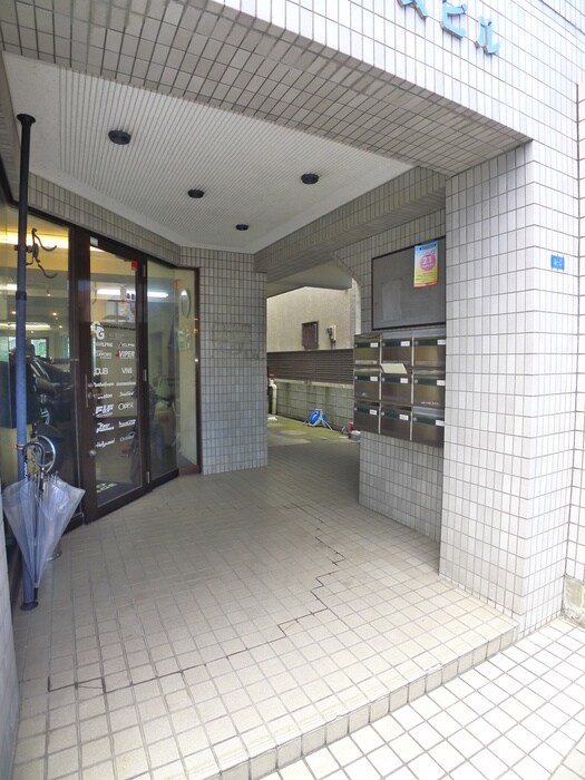 物件外観写真3　(エントランス部分)