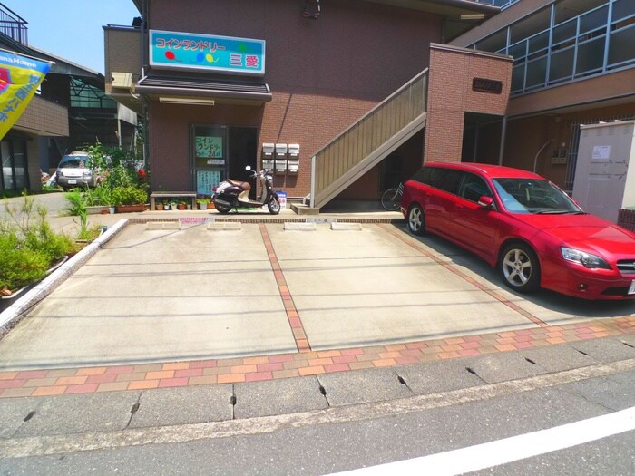 物件外観写真3　(駐車場)