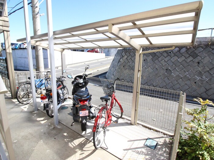 物件外観写真2　(駐輪場)