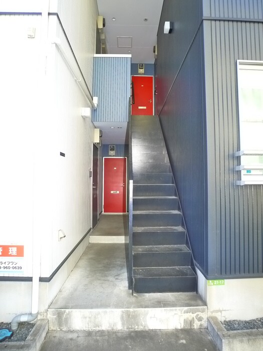 物件外観写真2　(エントランス部分)