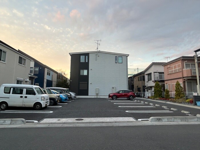 物件外観写真3　(駐車場)