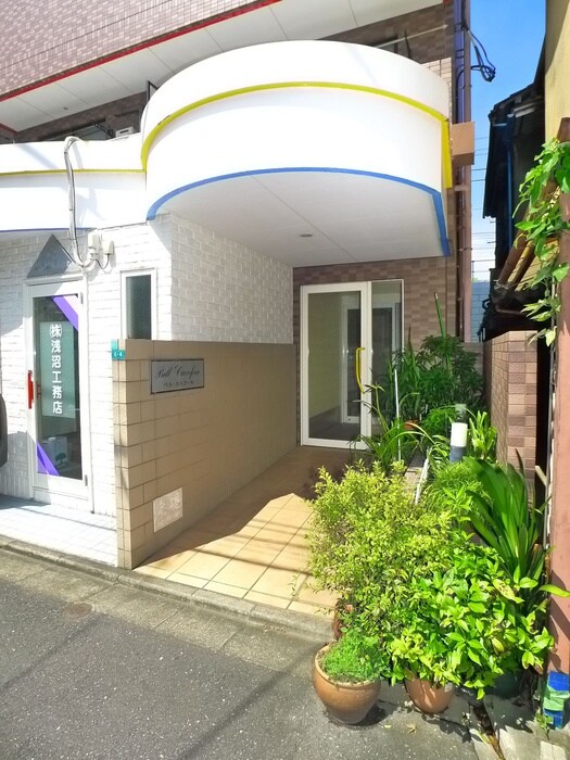 物件外観写真3　(エントランス部分)