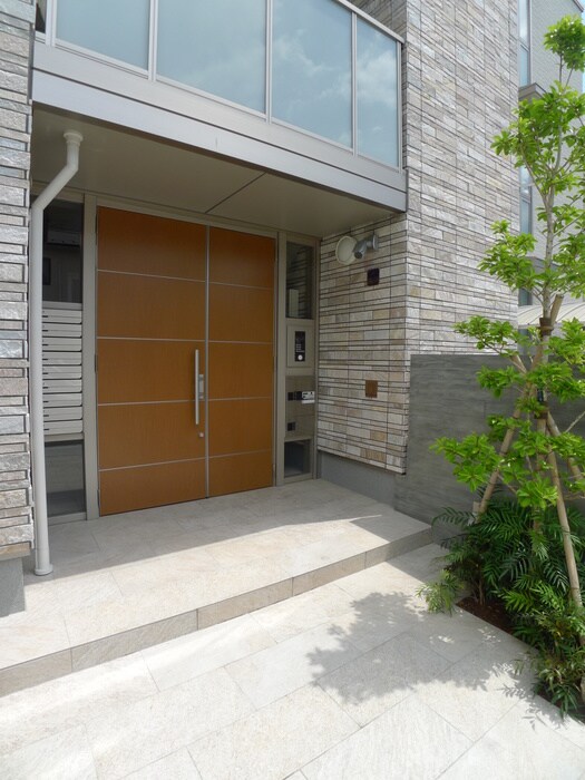 物件外観写真3　(エントランス部分)