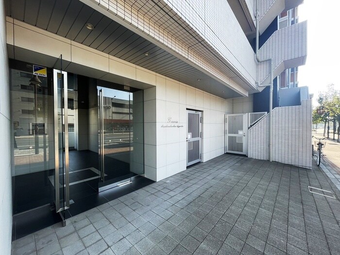 物件外観写真2　(エントランス部分)