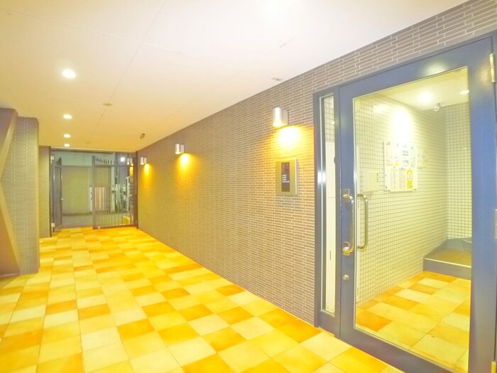 物件外観写真3　(エントランス部分)