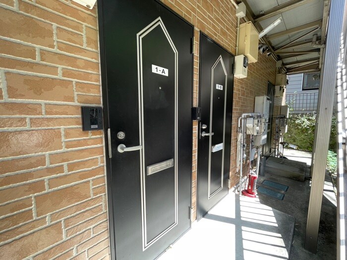 物件外観写真3　(エントランス部分)