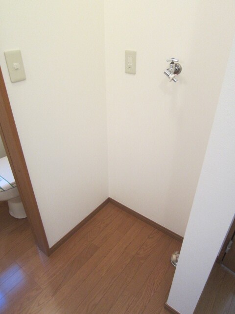 物件内観写真13　(洗濯機置場)