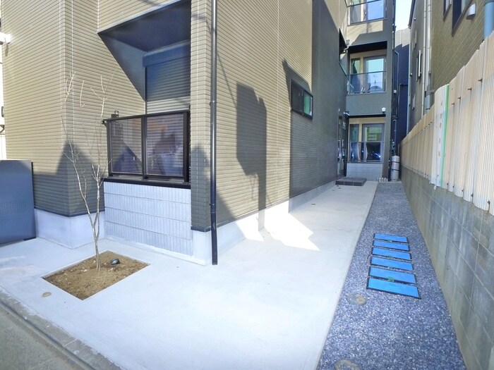 物件外観写真2　(エントランス部分)