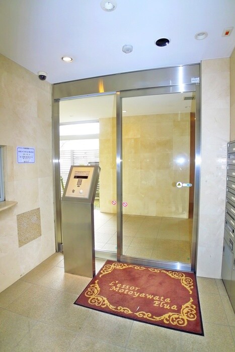 物件外観写真2　(エントランス部分)