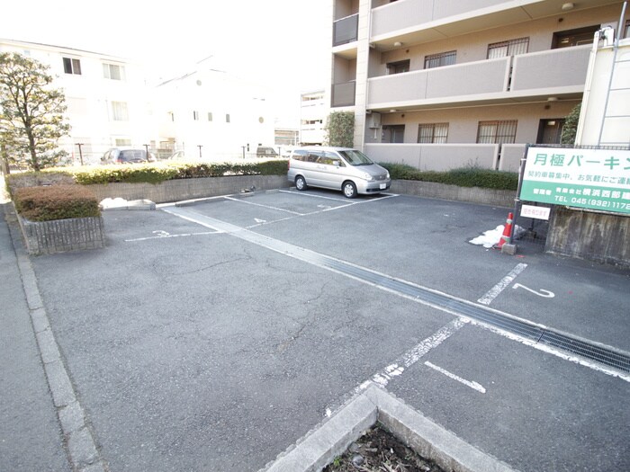 物件外観写真3　(駐車場)