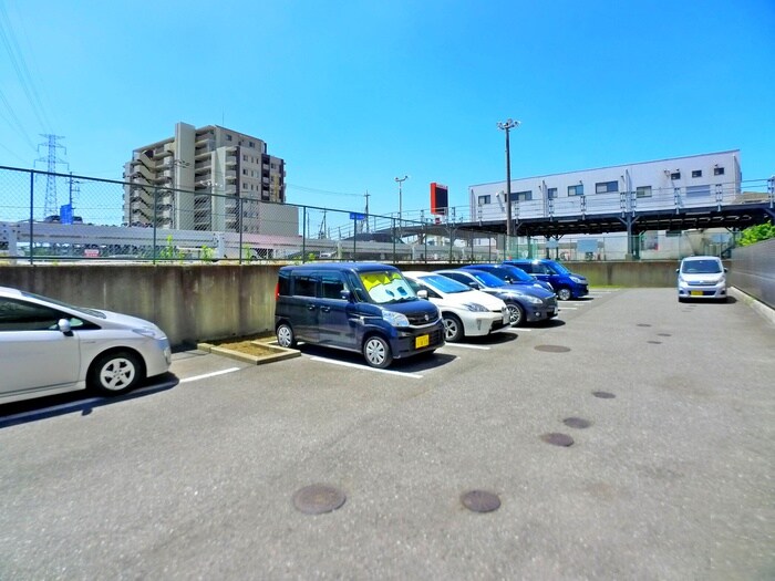 物件外観写真4　(駐車場)