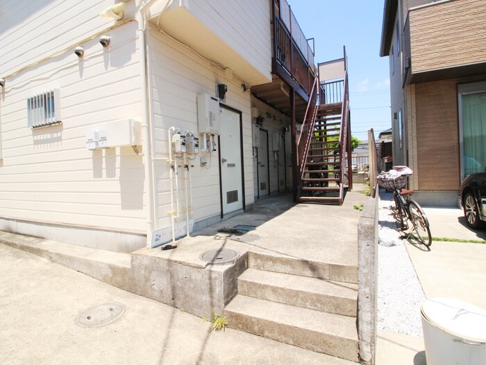 物件外観写真2　(エントランス部分)