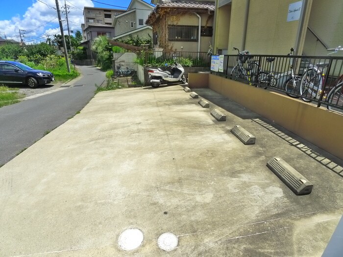 物件外観写真5　(駐車場)