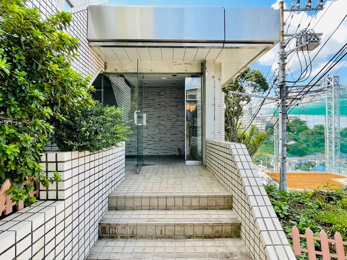 物件外観写真4　(エントランス部分)