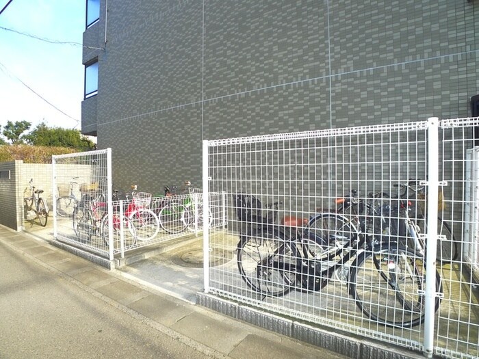 物件外観写真4　(駐輪場)