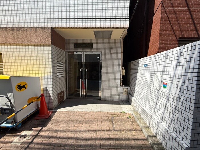 物件外観写真4　(エントランス部分)