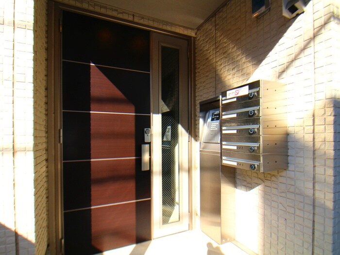 物件外観写真3　(エントランス部分)