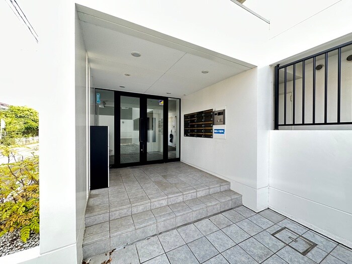 物件外観写真2　(エントランス部分)