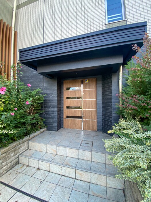 物件外観写真3　(エントランス部分)