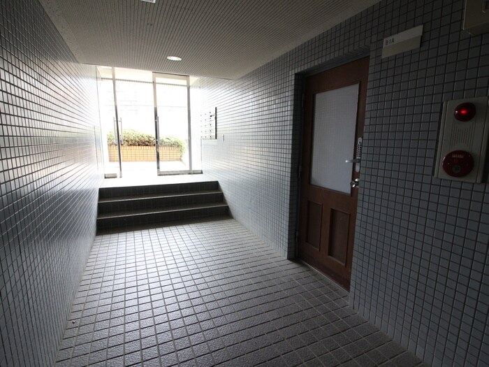 物件外観写真6　(エントランス部分)