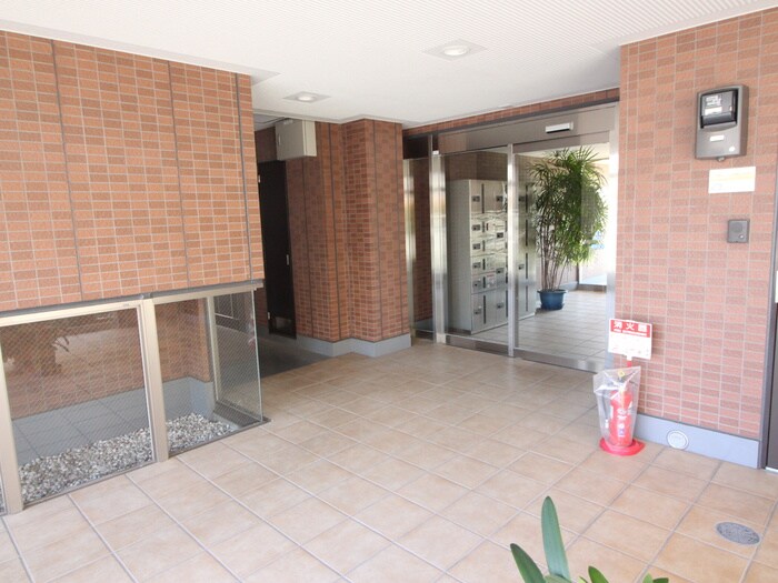 物件外観写真6　(エントランス部分)