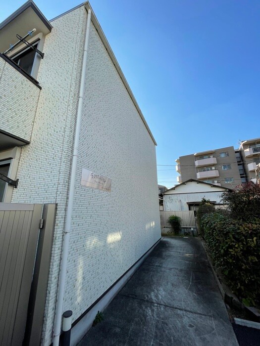 物件外観写真2　(エントランス部分)