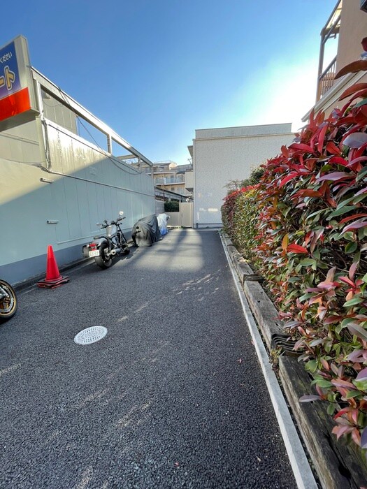 物件外観写真5　(バイク置き場)