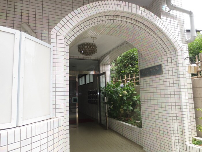 物件外観写真2　(エントランス部分)