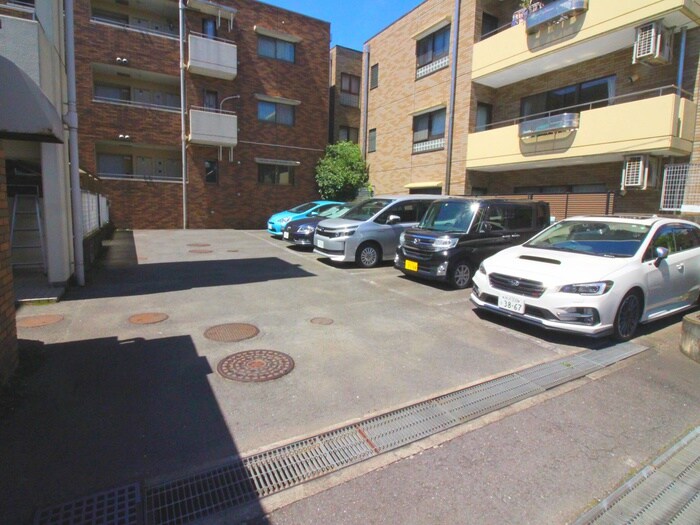 物件外観写真4　(駐車場)