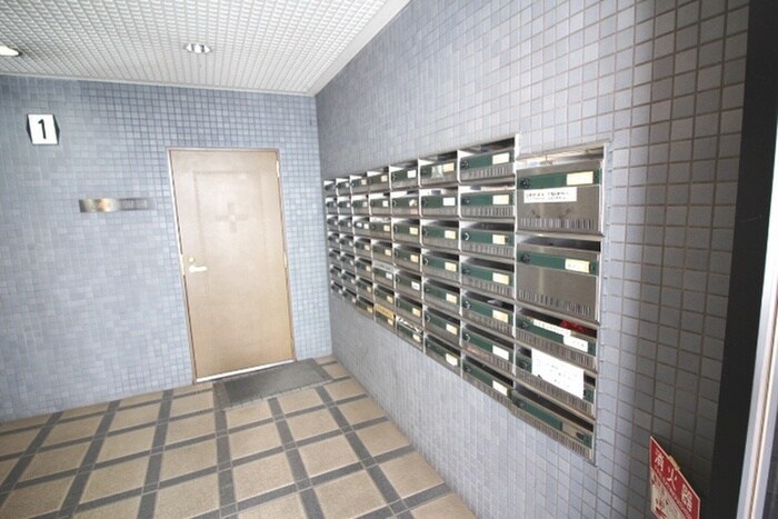 物件外観写真6　(エントランス部分)