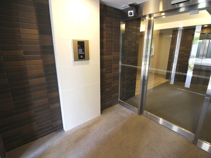 物件外観写真3　(エントランス部分)