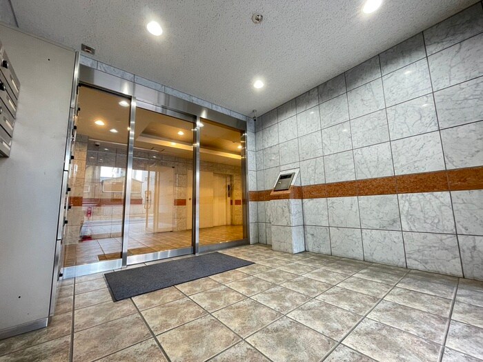 物件外観写真2　(エントランス部分)