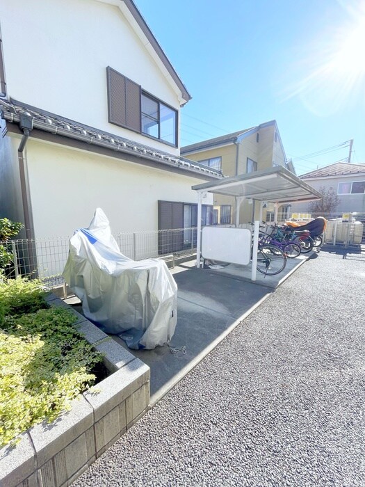 物件外観写真5　(バイク置き場)