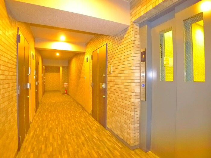 物件外観写真6　(エントランス部分)