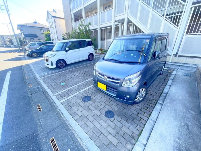 物件外観写真3　(駐車場)