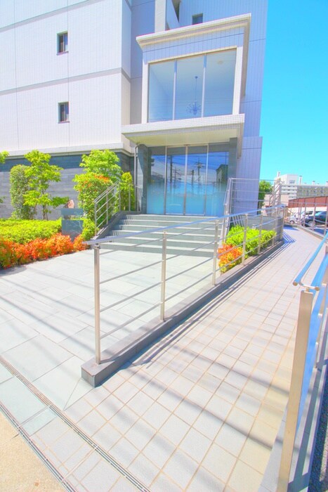 物件外観写真2　(エントランス部分)