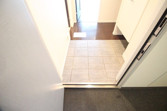 物件内観写真16　(玄関)
