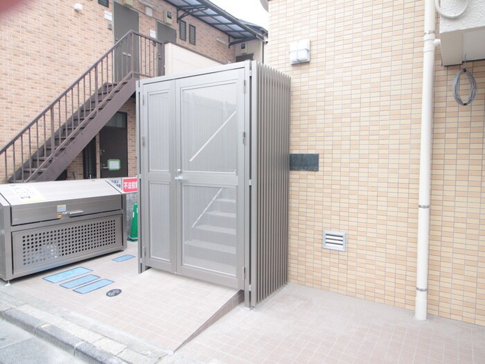 物件外観写真3　(エントランス部分)