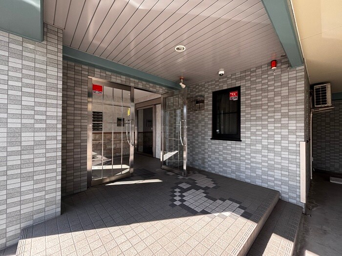 物件外観写真3　(エントランス部分)