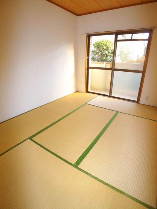 物件内観写真8　(室内からの展望)