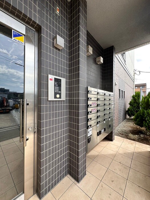 物件外観写真4　(エントランス部分)