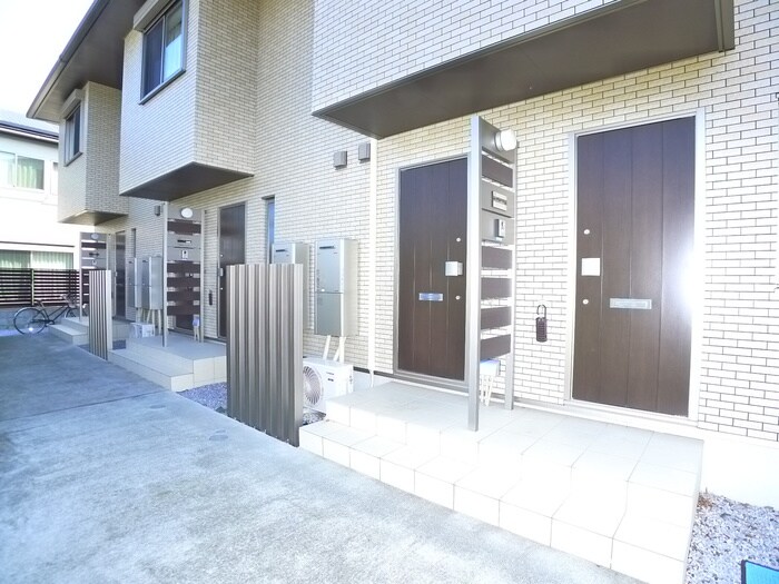 物件外観写真2　(エントランス部分)