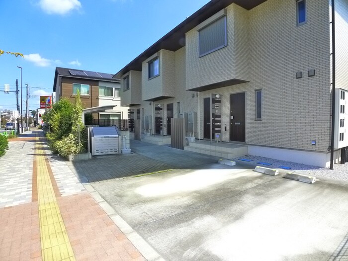 物件外観写真3　(駐車場)