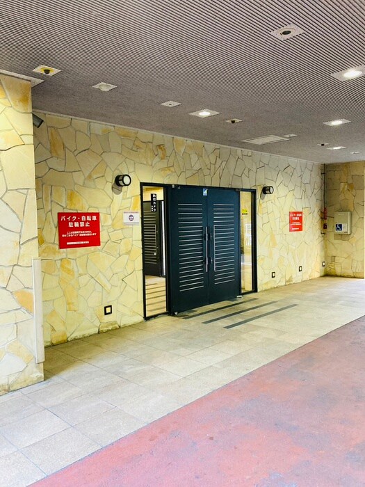 物件外観写真3　(エントランス部分)