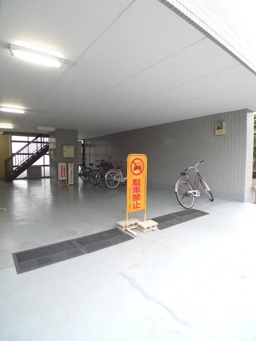 物件外観写真2　(駐輪場)