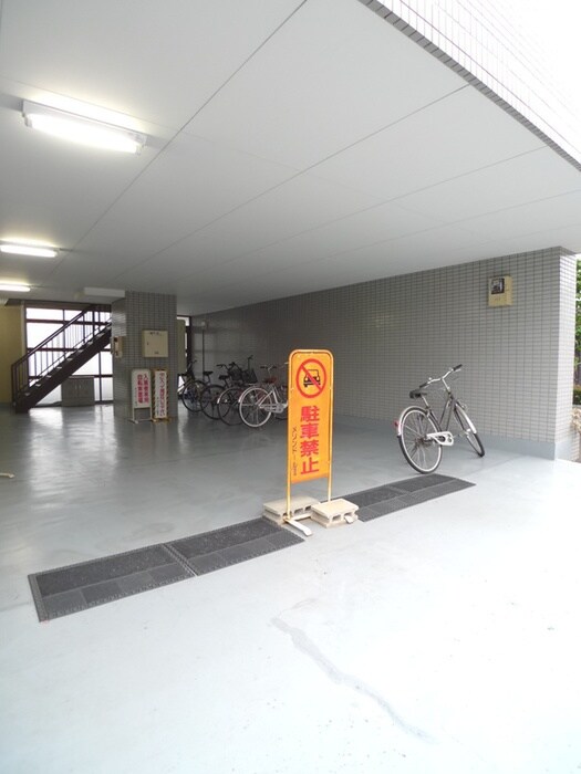 物件外観写真4　(エントランス部分)