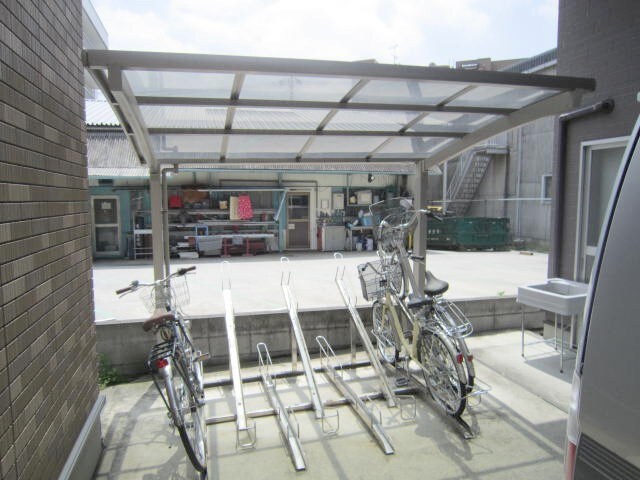 物件外観写真3　(駐輪場)
