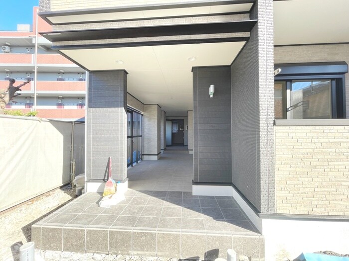 物件外観写真3　(エントランス部分)